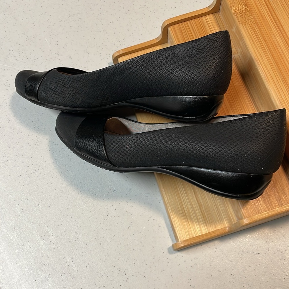 LifeStride Soft System 1-inch pumps, black, reptile pattern, Size 8M, like new. - Picture 6 of 12